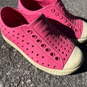 Native toddler shoes, size 8